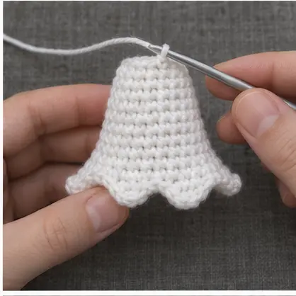 Wavy crochet edge forming along the ghost base